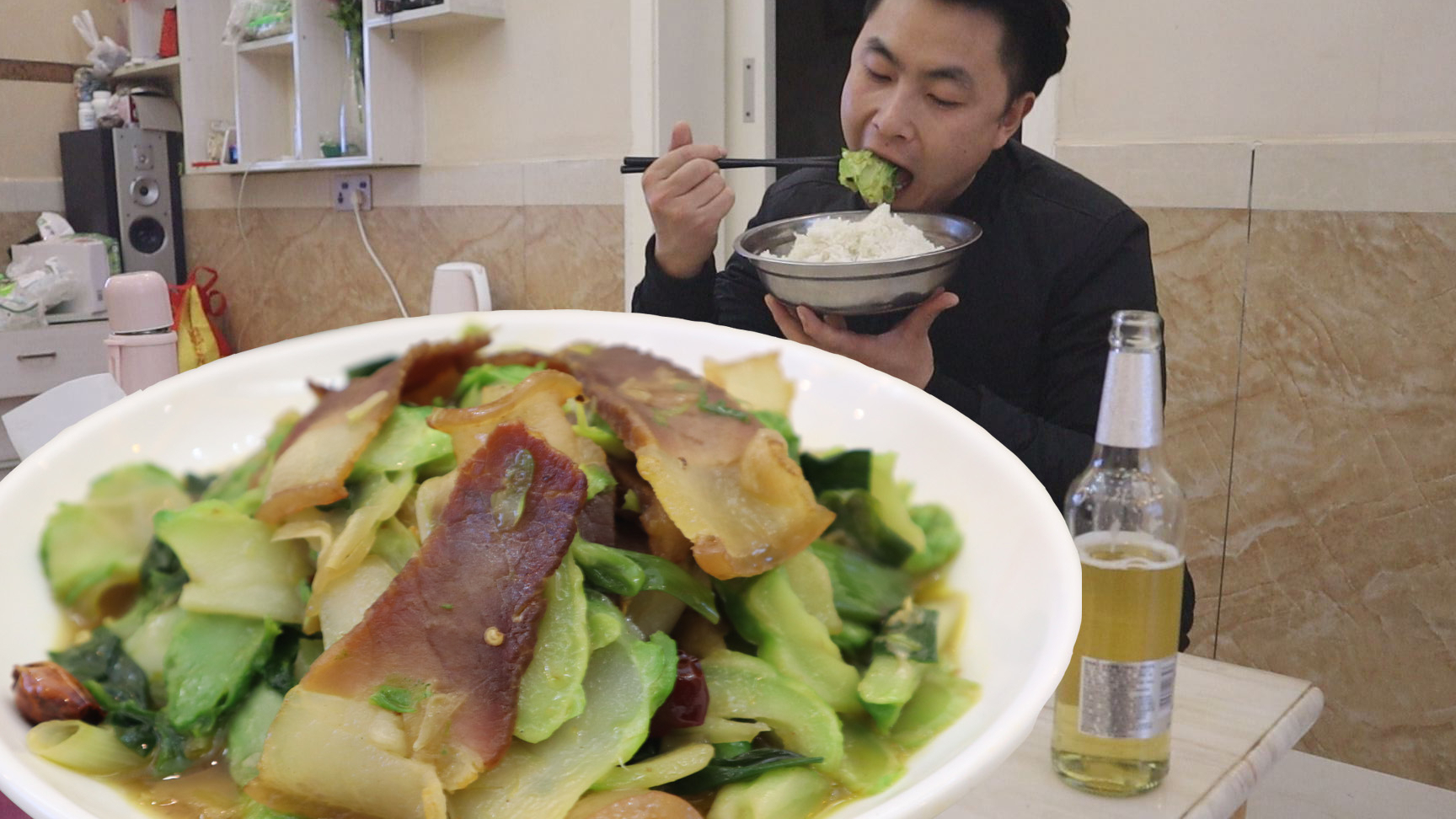 在地里砍了三颗抱儿菜,配上腊肉来炒,这菜微苦,但下饭超过瘾